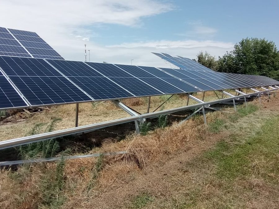 Pulizia di pannelli fotovoltaici e sfalcio dell'erba in un impianto a terra a Bergamo