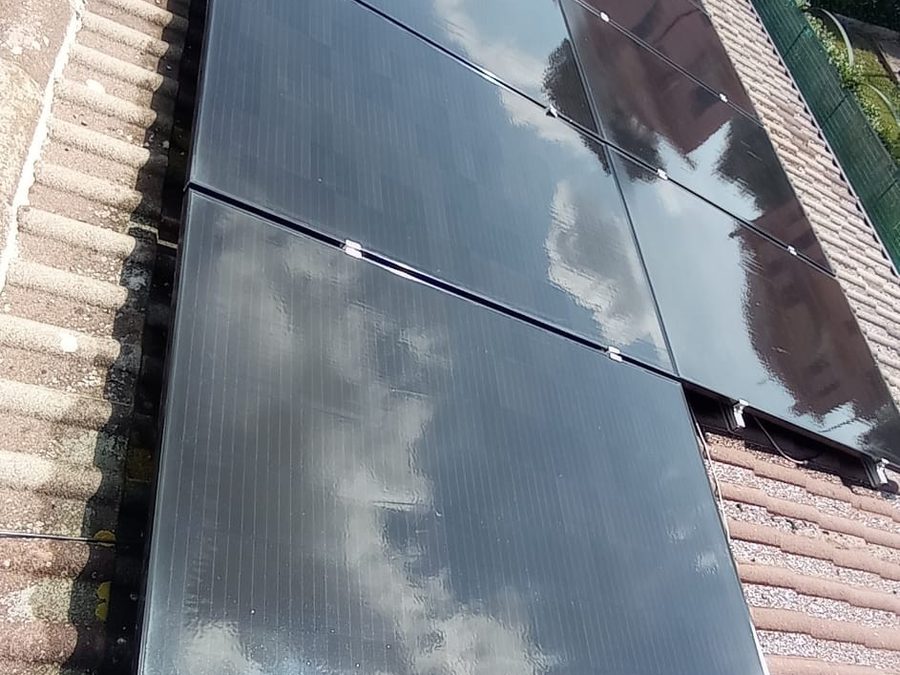 Pulizia di pannelli fotovoltaici su un tetto a Roma